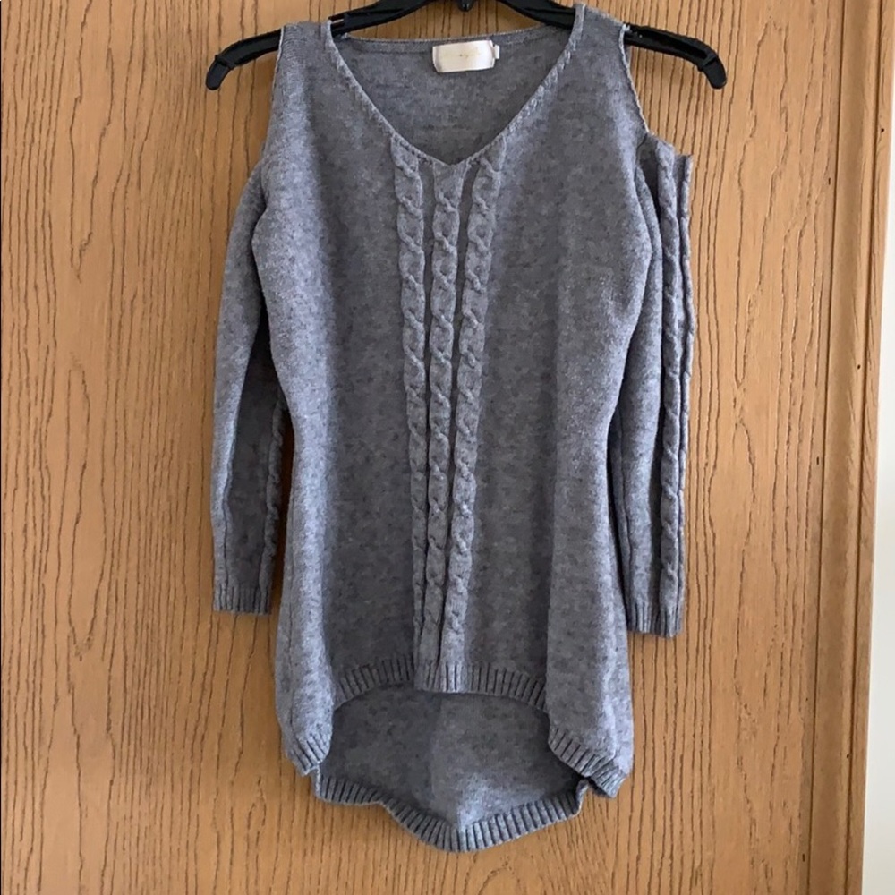 Shoulderless sweater